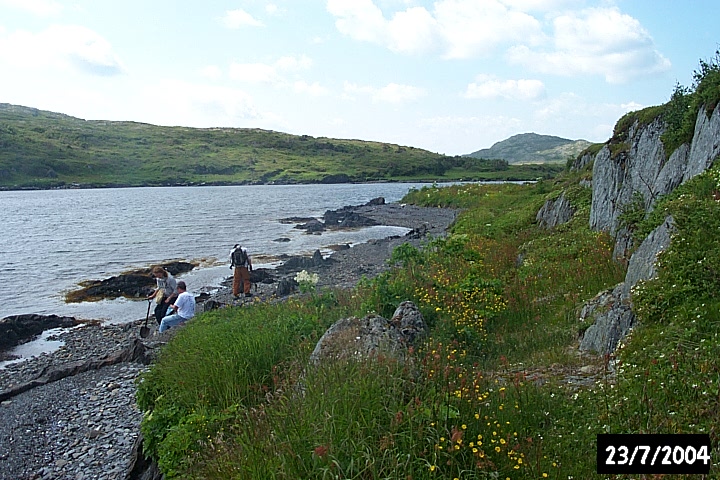 A path used to access the galets (centre).